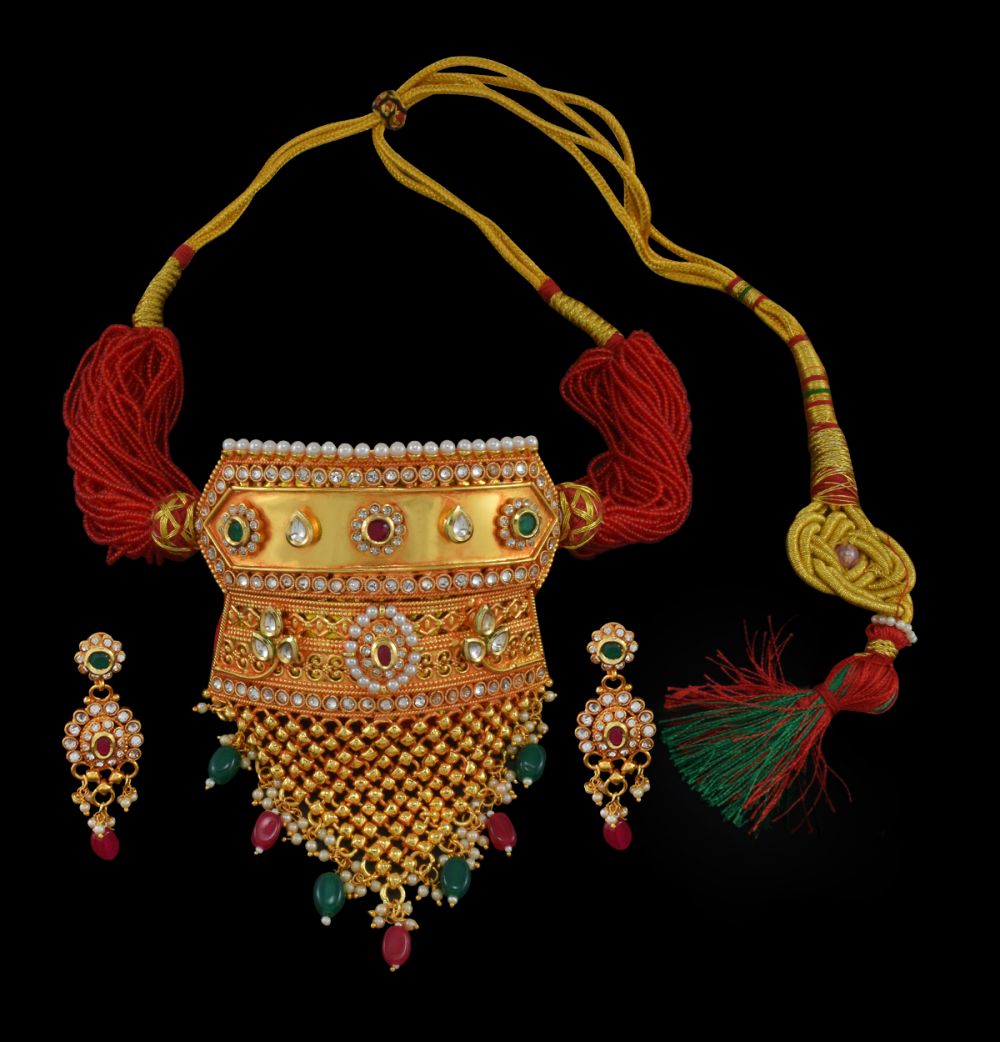Rajwadi Timaniya/Tediya Kundan In White Pearl Work Heavy design