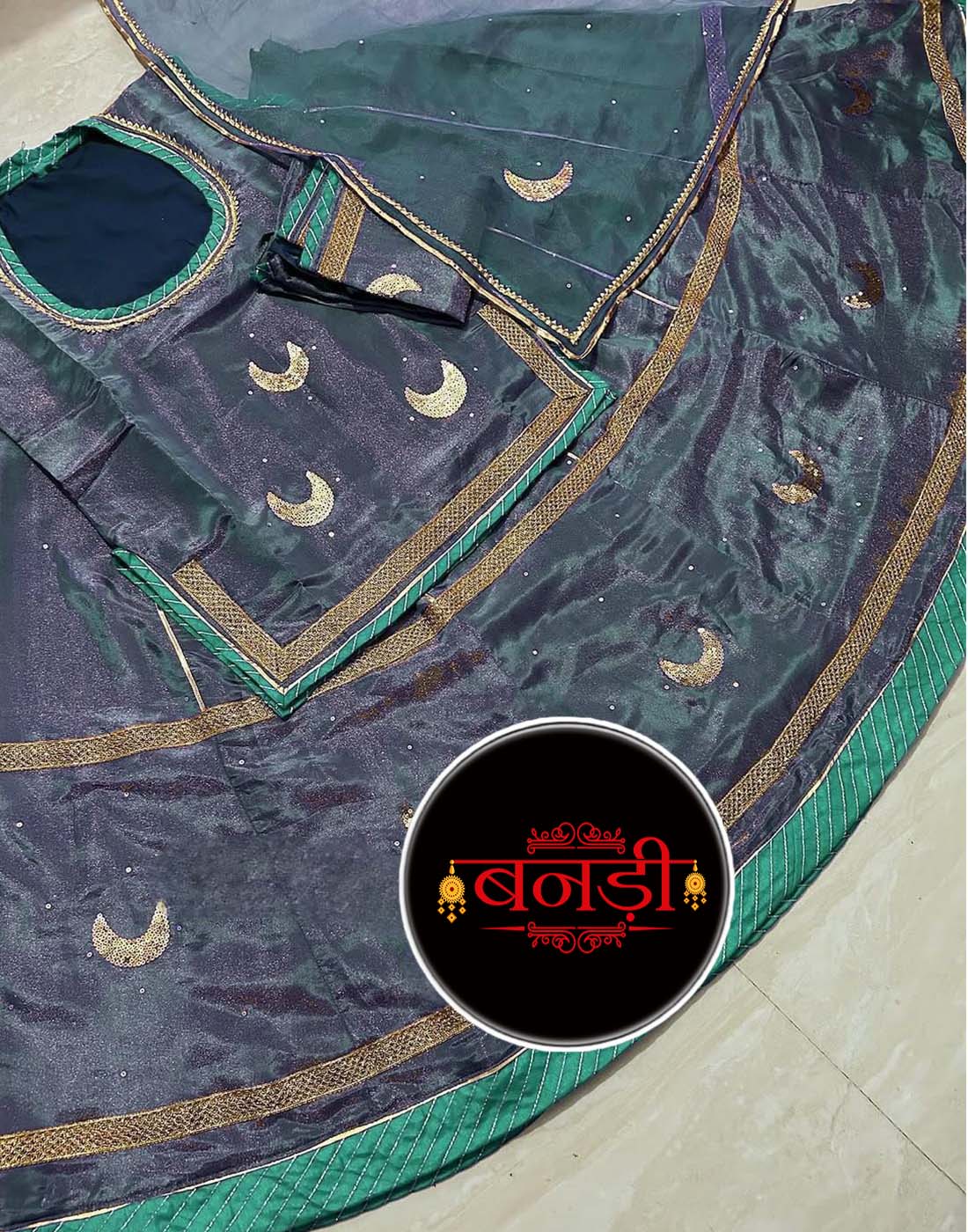 Tissue Poshak in Grey Shade with Contrast Green Magji